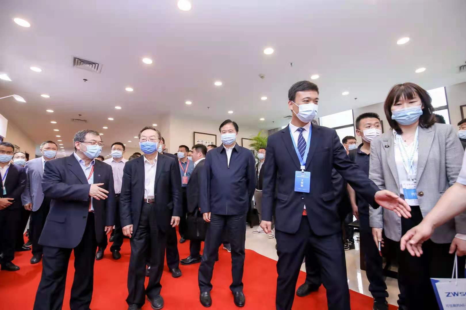 石油學(xué)會等機構(gòu)領(lǐng)導(dǎo)參觀